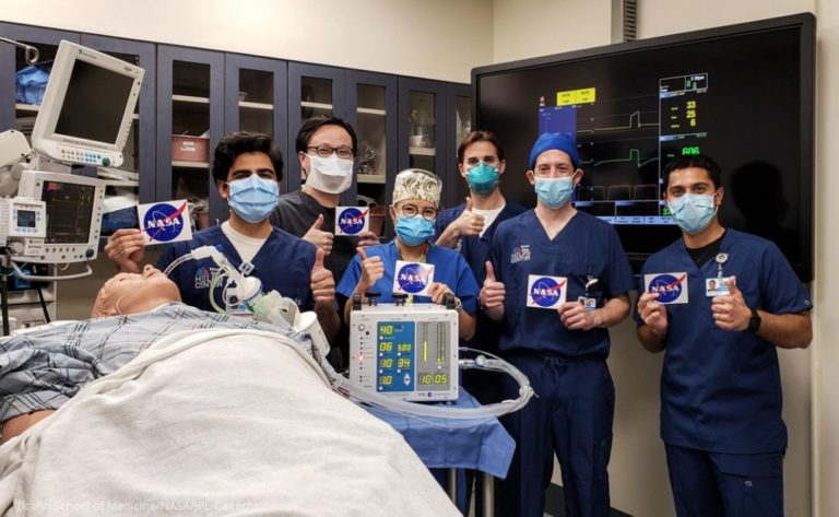 Ce groupe de médecins pose à côté du nouveau prototype de respirateur de la NASA et d’un mannequin, à la faculté de médecine Icahn à Mount Sinai (New York), après avoir procédé à des tests. (Icahn School of Medicine/NASA/JPL-Caltech)