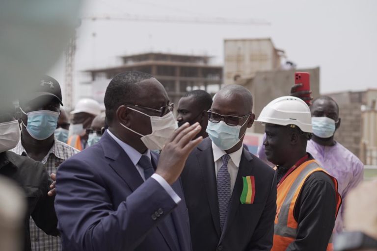 Accompagné par le Ministre de l’Économie numériques et des Télécommunications, Monsieur Yankhoba Diatara, le Président est accueilli par le Coordonnateur du Projet, Monsieur Bassirou Abdoul BA