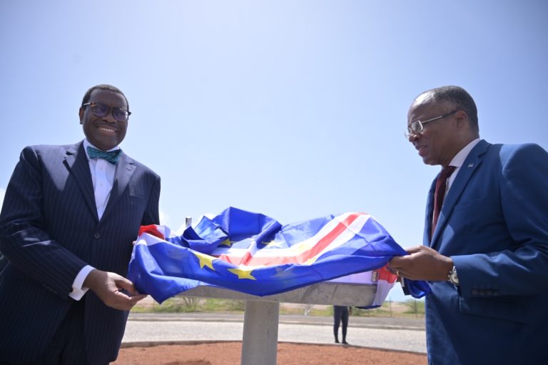 Le président du Groupe de la Banque africaine de développement, Akinwumi Adesina (à gauche), et le Premier ministre capverdien, José Ulisses de Pina Correia e Silva inaugurent le port modernisé de Maio le 7 septembre