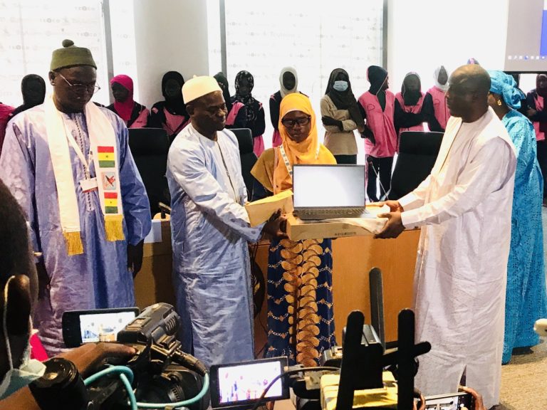 Cheikh Oumar ANNE arrose la championne Sokhna Ndaté Cissé de cadeaux.