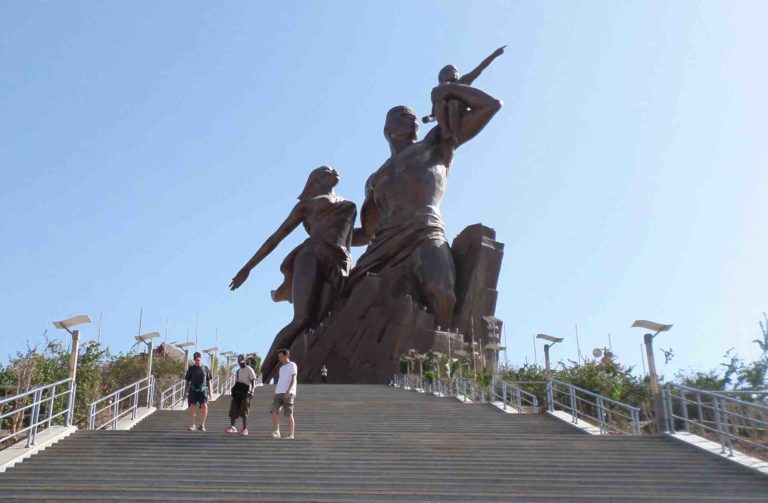 Cérémonie de pose d’une plaque d’adressage au Monument de la Renaissance Africaine