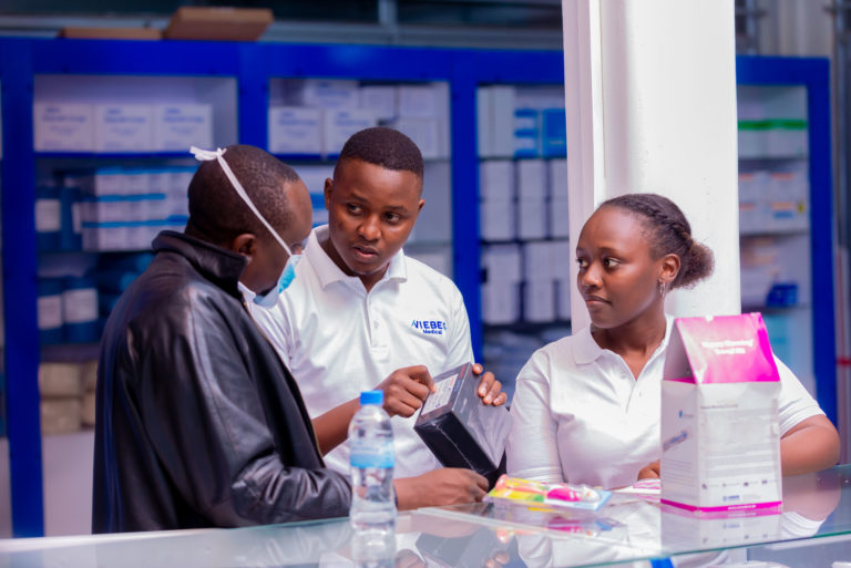 Alex Musyoka, cofondateur et directeur commercial de Viebeg (au centre), discute avec un client de l’importance des données dans le secteur des prestations de soins de santé.