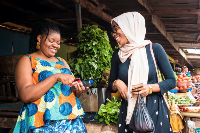 Le paiement par carte ou par téléphone mobile se généralise rapidement sur le continent africain. i_am_zews/Shutterstock