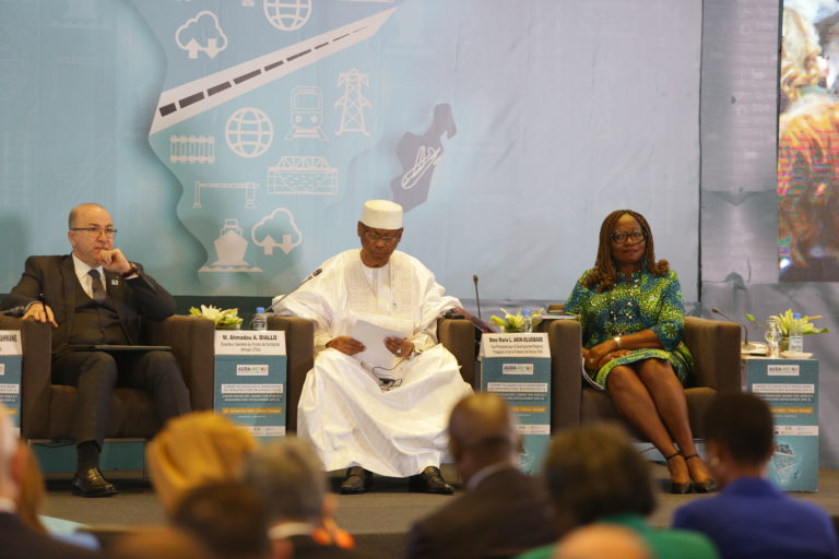 Marie-Laure Akin-Olugbade, vice-présidente de la Banque africaine de développement (à droite), Ahmadou Abdoulaye Diallo, directeur général du Fonds de solidarité africain (au centre) et le Premier ministre algérien Aїmene Benabderrahmane (à gauche), lors du 2e Sommet sur le financement de Dakar au Sénégal 02.02. 2023