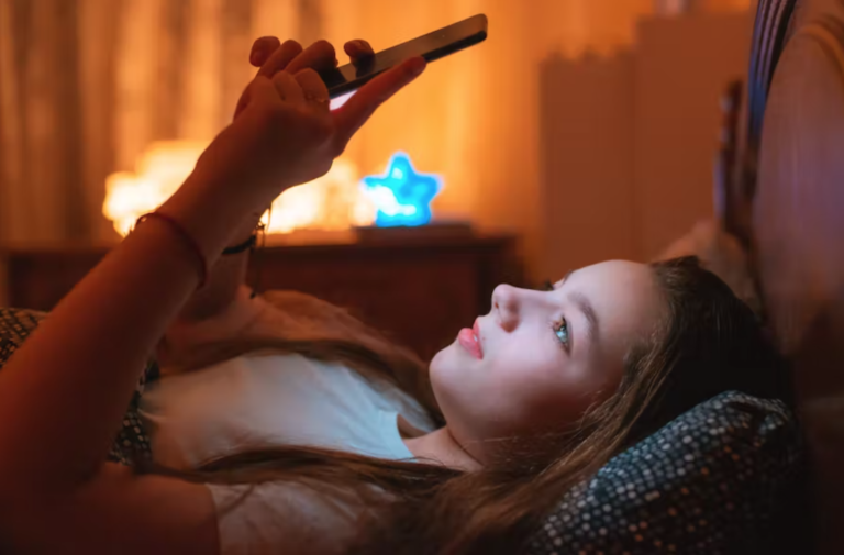 L'utilisation des écrans en soirée, au coucher, et parfois même pendant la nuit est fréquente chez les jeunes. Shutterstock