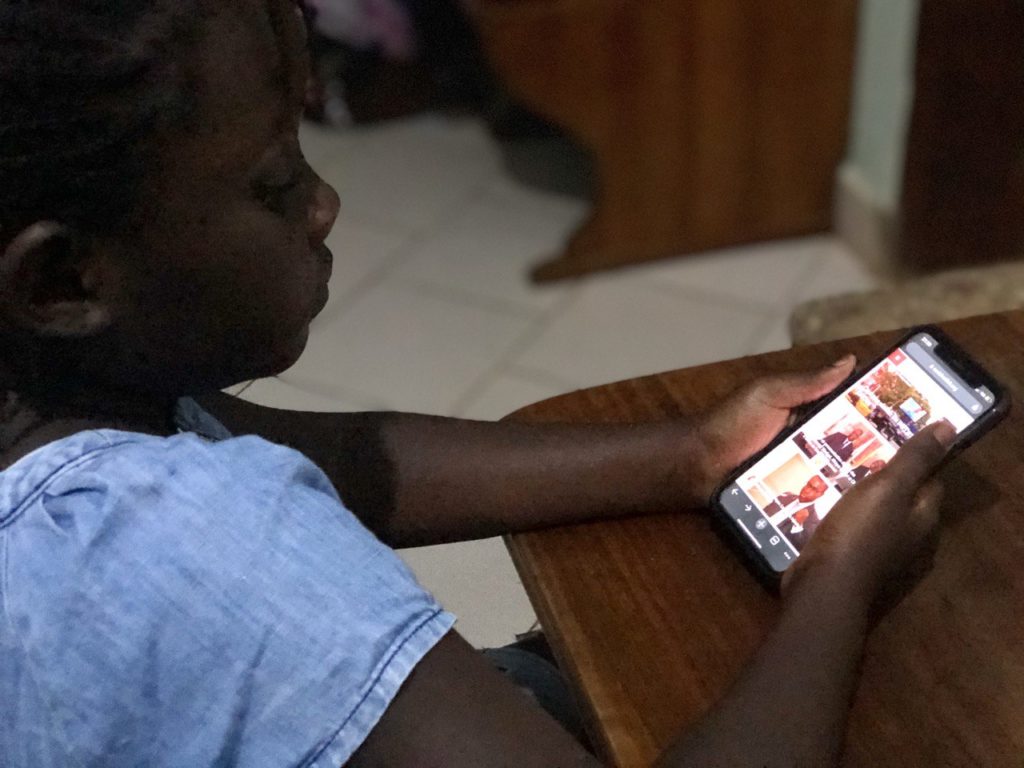 Jeune fille avec smartphone-telephone_Crédit SOCIALNETLINK