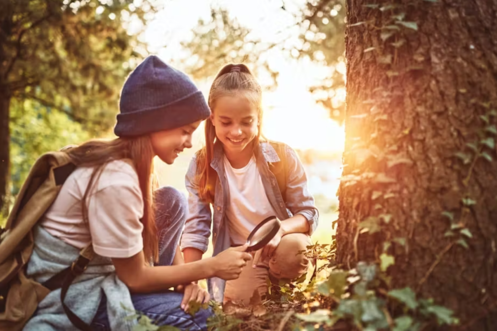 La classe à l'extérieur aide les élèves à développer des liens plus forts avec la nature et à la considérer comme une source d'apprentissage. Shutterstock