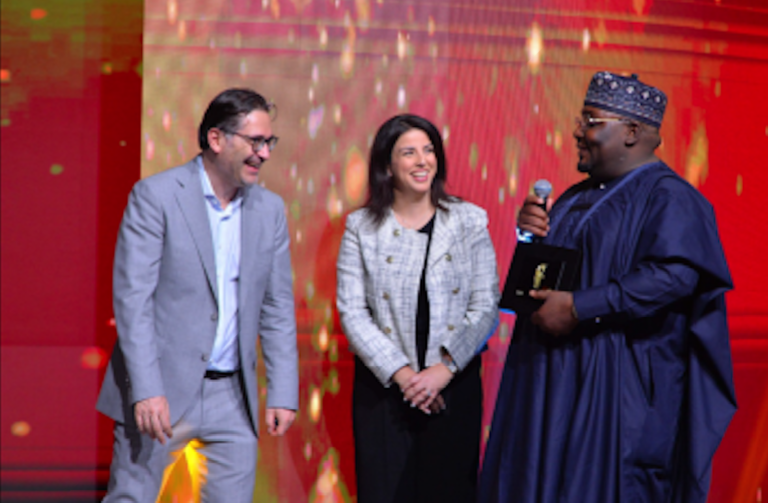 De droit à gauche : L'ambassadeur du Nigeria, Mansur Nuhu Bamalli qui a reçu le Grand Prix décerné à Moove, avec Alia Sahaly, Directrice EMEA Orange Digital Center, sponsor de l'évènement et Mehdi El Alj, Fondateur et organisateur des Africans Unicorns.