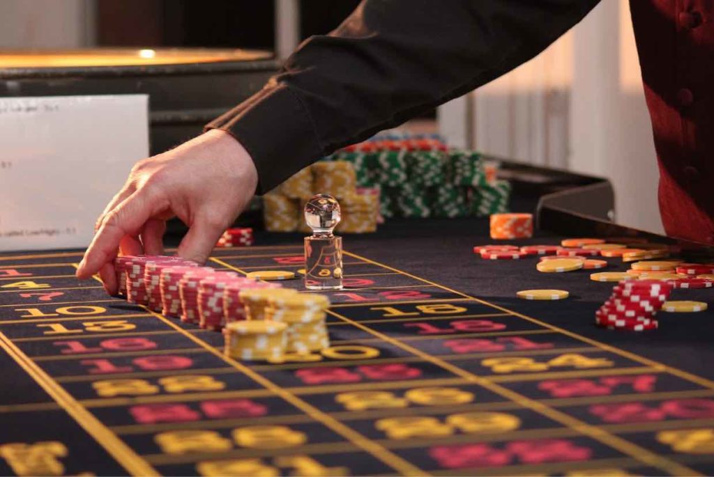 Les jeux de casino comme le Poker, le Baccarat, le Blackjack peuvent être très techniques pour les non-initiés. Les spécialistes du casino ont compilé un manuel pour familiariser les joueurs avec les jeux les plus célèbres des casinos en ligne