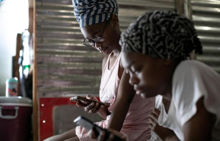 ONU Femmes et UNFPA lancent un Hackathon pour lutter contre les violences en ligne faites aux femmes en Afrique de l'Ouest et du Centre