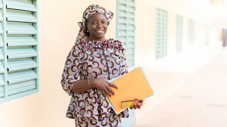 Directrice d'école dans les locaux de l'école, Dakar, Sénégal. Crédit : Sylvain Cherkaoui / UNESCO