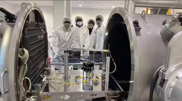 L'équipe d'ingenieurs sénégalais dans la salle de test du satellite GaïndéSat. Photo: Fournie par l'auteur