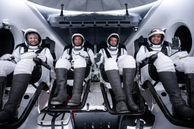 Les quatre membres d'équipage de la mission Polaris Dawn, (de gauche à droite) Anna Menon, Scott Poteet, Jared Isaacman et Sarah Gillis, à bord d'une capsule de SpaceX lors d'une répétition générale, le 25 août 2024 à Cap Canaveral en Floride (-)