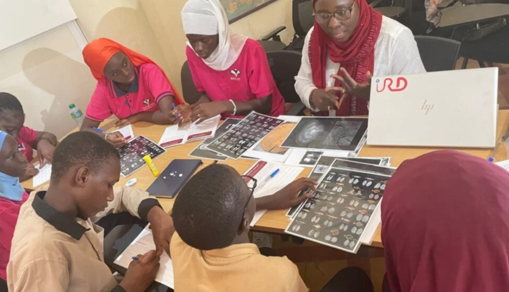 La chercheure Khady Diop de l'IRD face à des collégiens. La manière dont les sciences sont enseignées en Afrique doit être repensée pour susciter l'intérêt des élèves. Crédit image: IRD